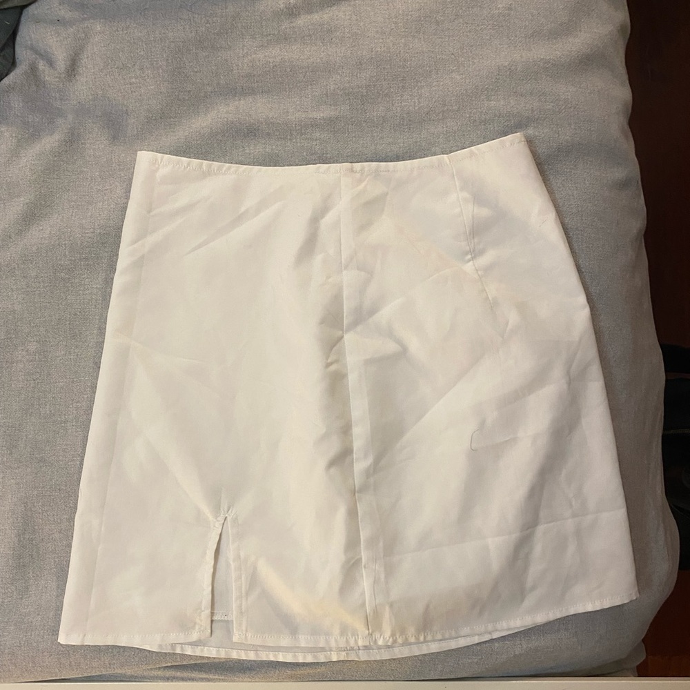 White mini skirt with slit